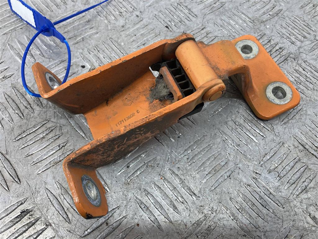 Петля крышки багажника