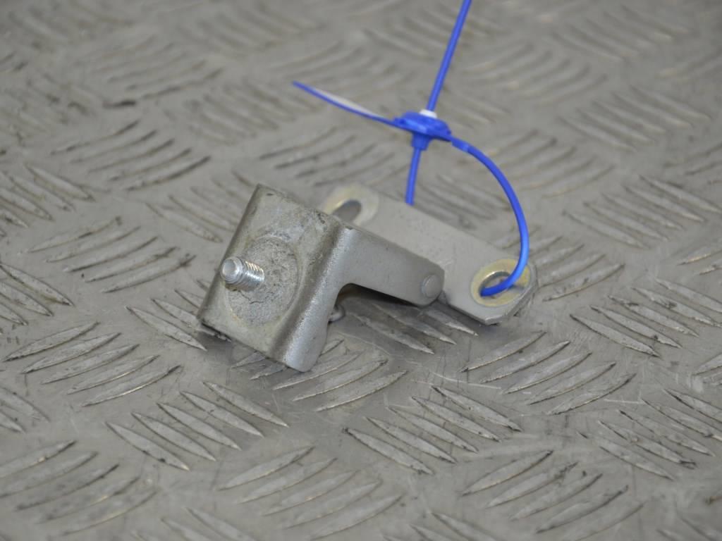 Петля крышки багажника