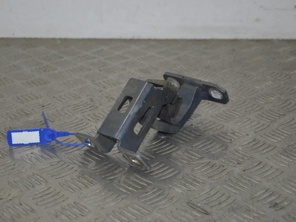 Петля крышки багажника