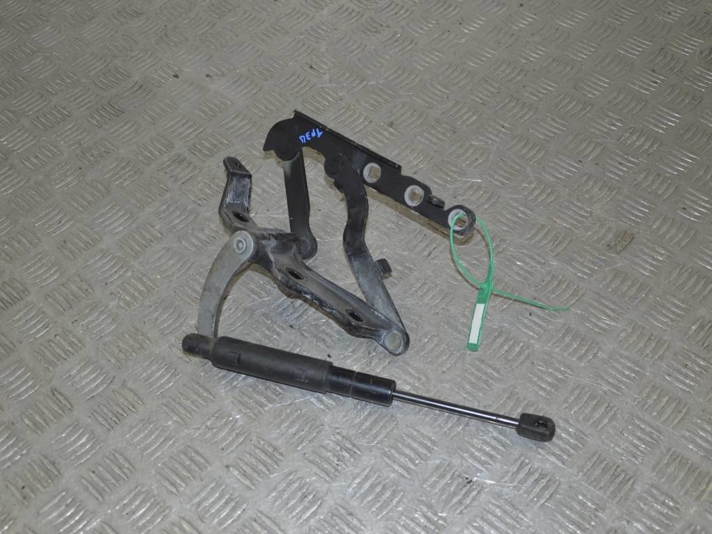 Петля крышки багажника