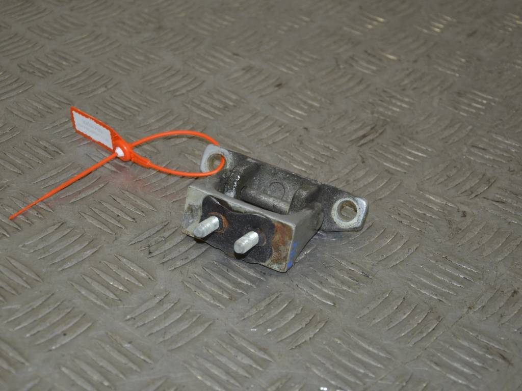 Петля крышки багажника