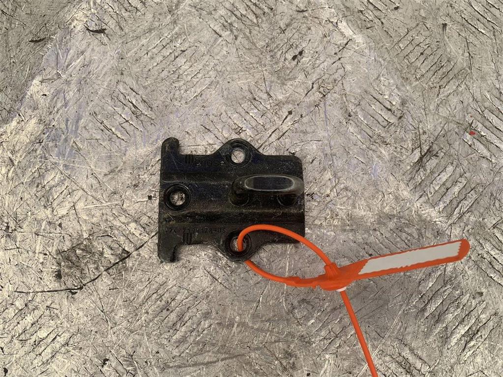 Петля крышки багажника