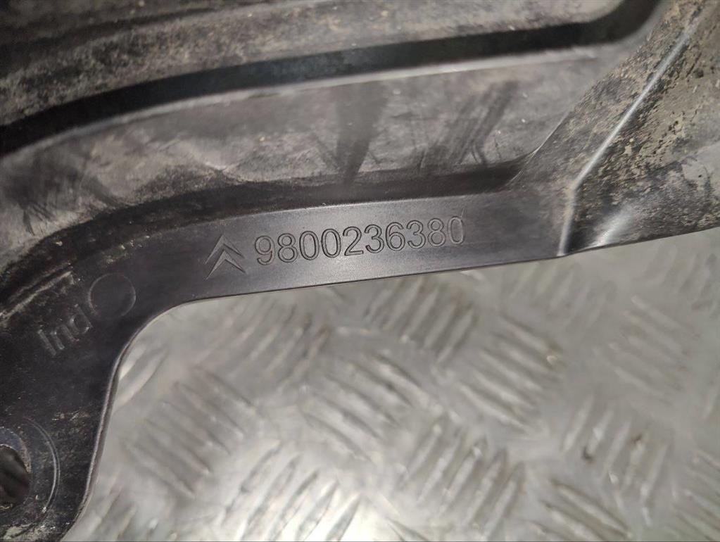 Пластик моторного отсека