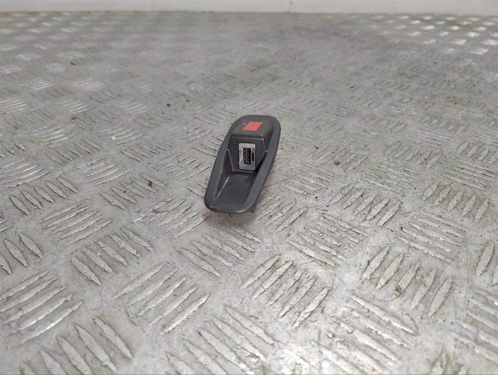 Разъем AUX/USB