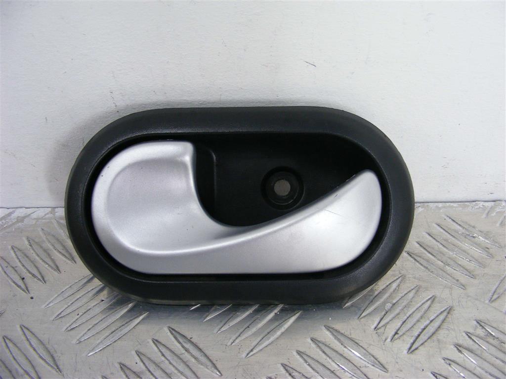 Ручка внутренняя передняя левая Renault Sandero 1 (2009-2014) 8200733848