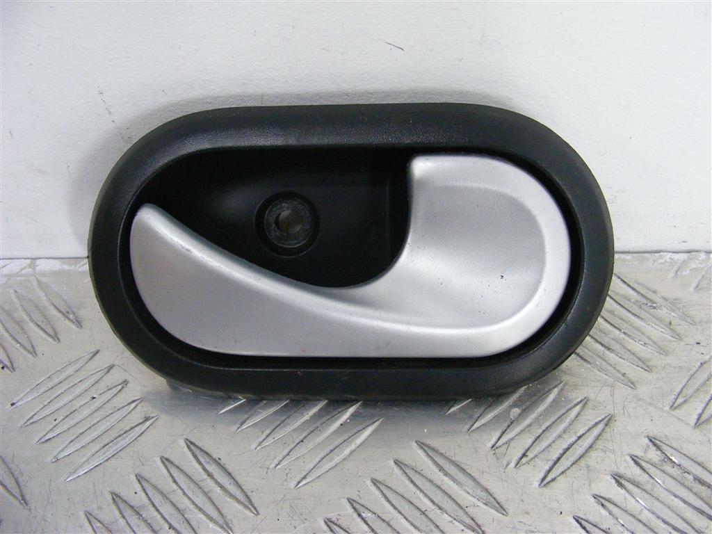 Ручка внутренняя передняя правая Renault Sandero 1 (2009-2014) 8200733847