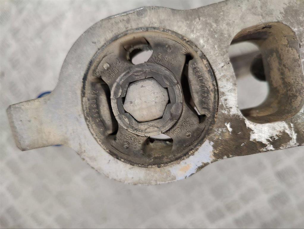 Рычаг передний левый