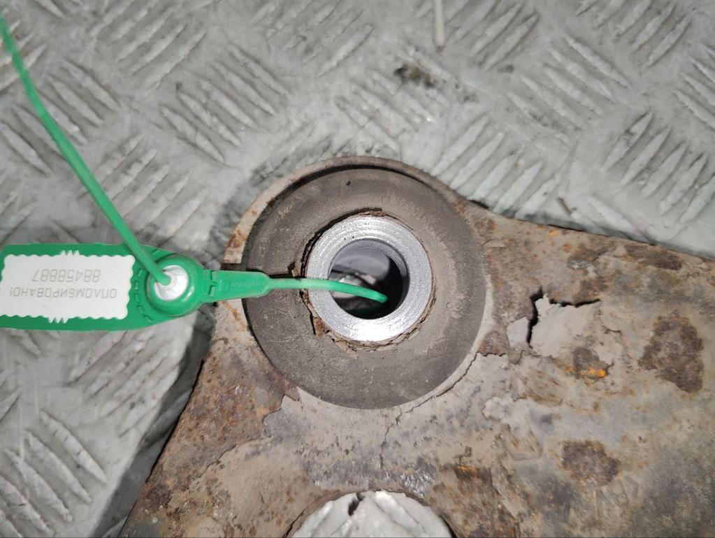 Рычаг передний правый