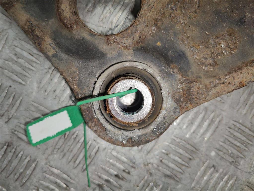 Рычаг передний правый