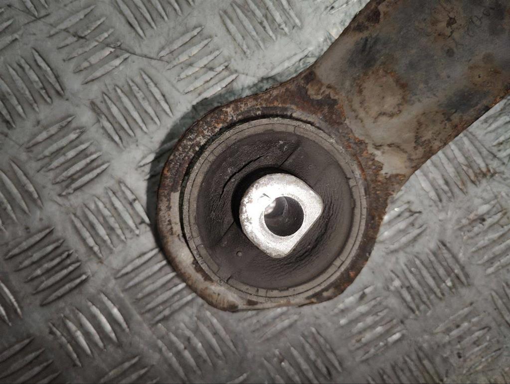 Рычаг передний правый