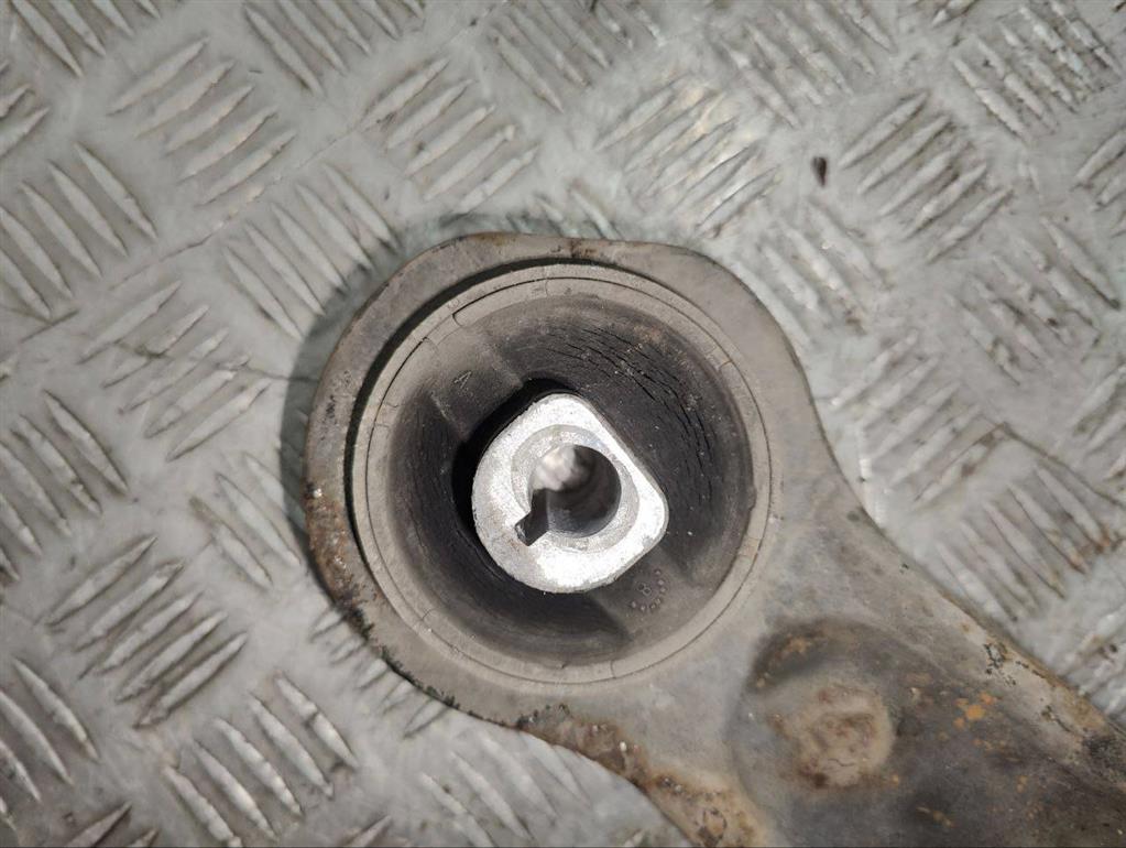 Рычаг передний правый