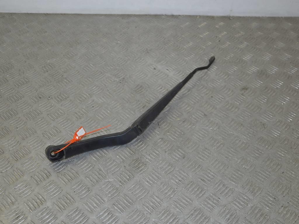 Щеткодержатель (поводок стеклоочистителя, дворник)