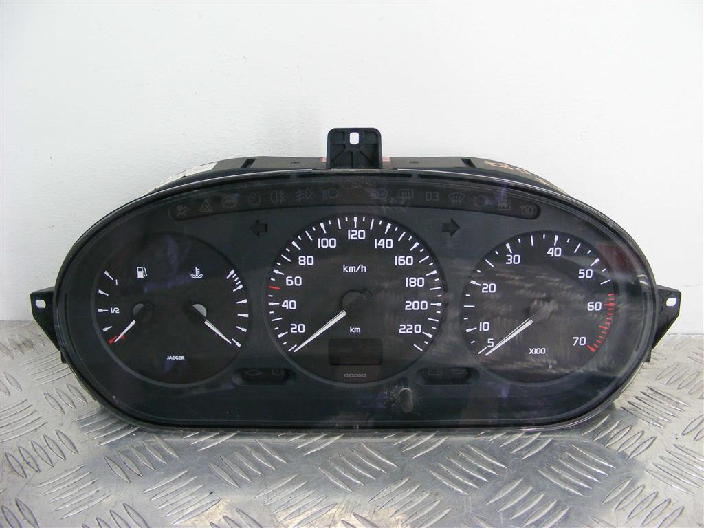 Щиток приборов (приборная панель) Renault Megane 1 (1996-2002) 7700847782