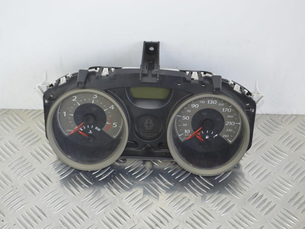 Щиток приборов (приборная панель) Renault Megane 2 (2002-2008) 8200408787