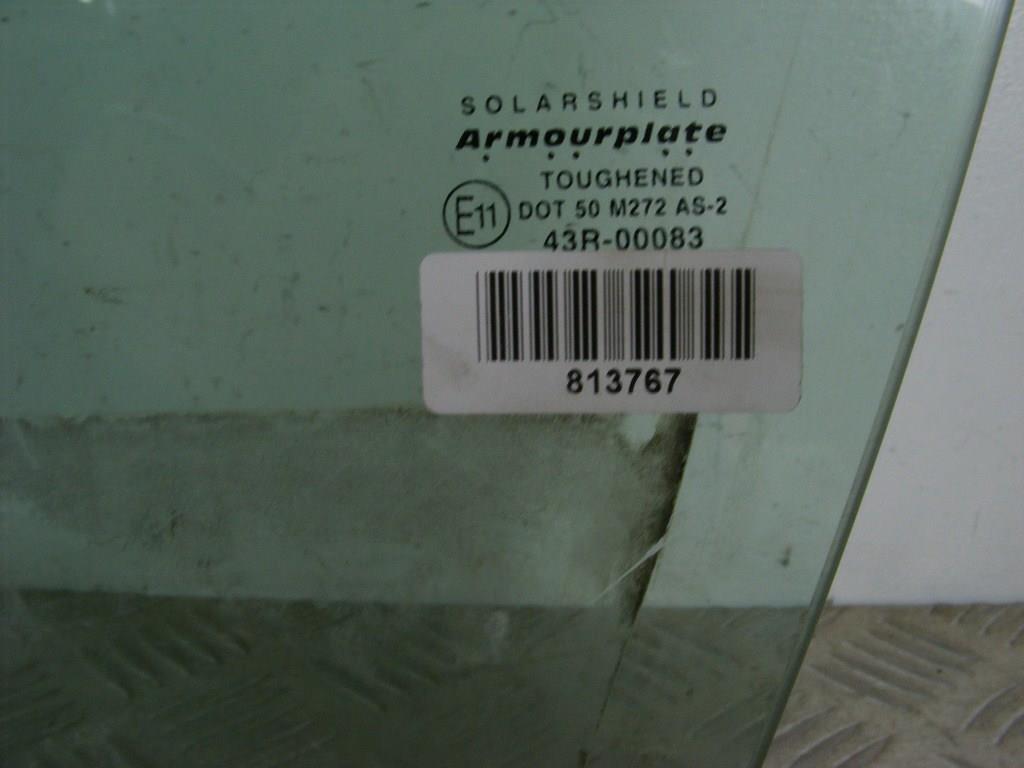 Стекло двери передней левой