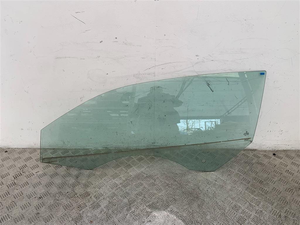 Стекло двери передней левой