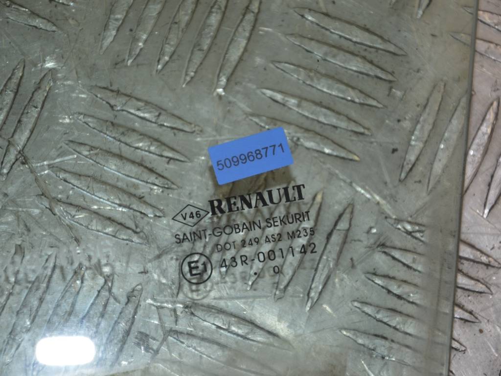 Стекло двери передней левой