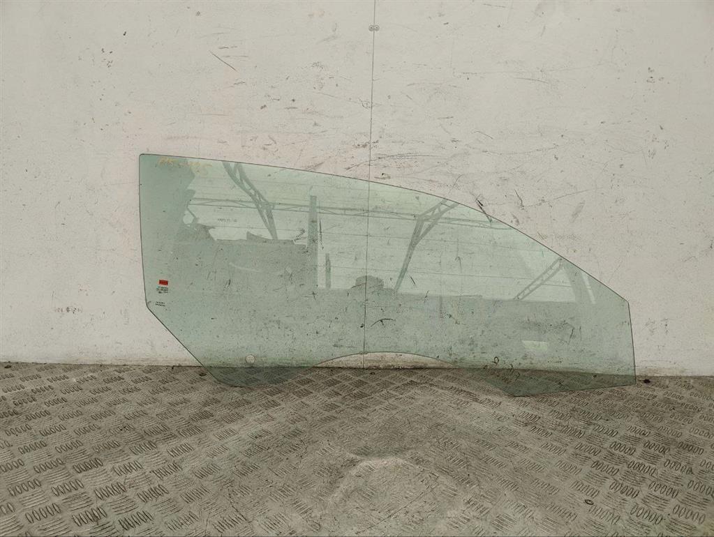 Стекло двери передней правой