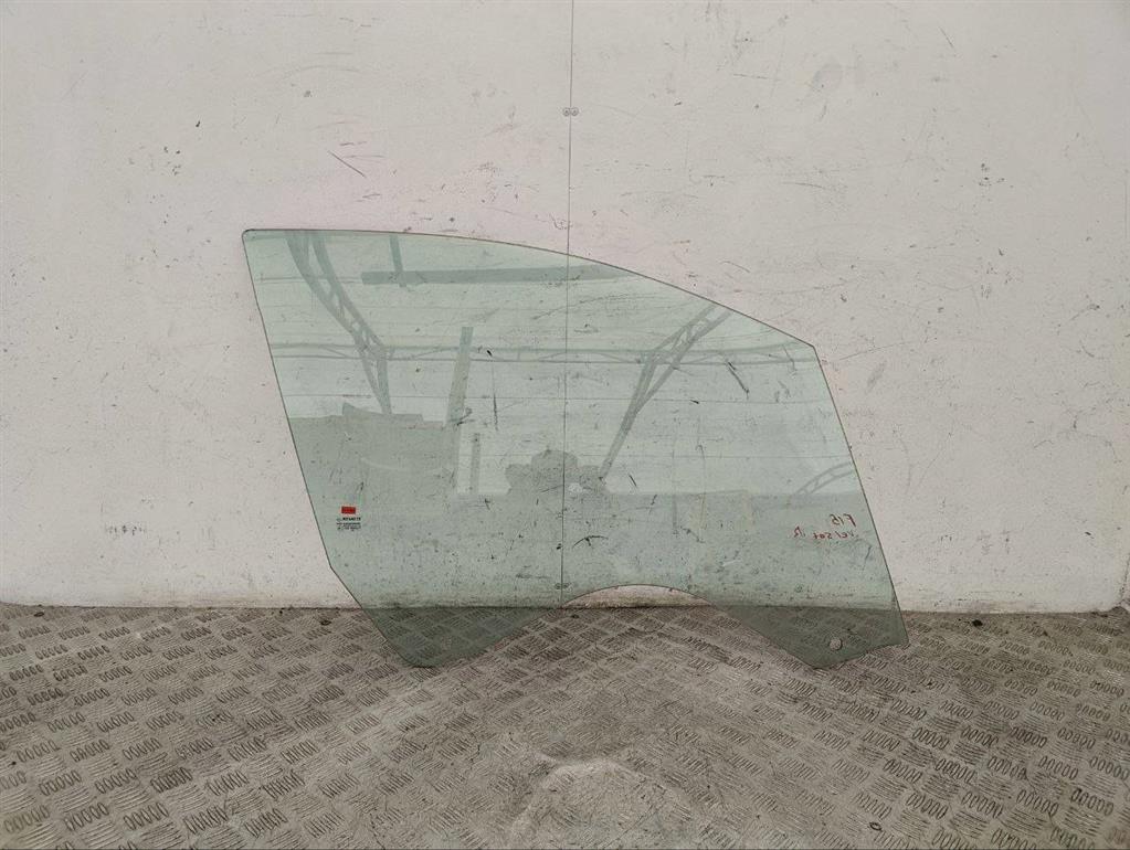 Стекло двери передней правой