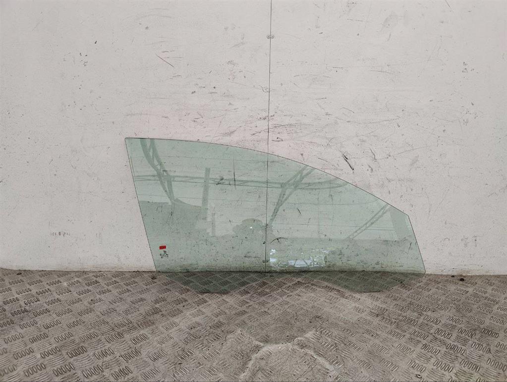 Стекло двери передней правой