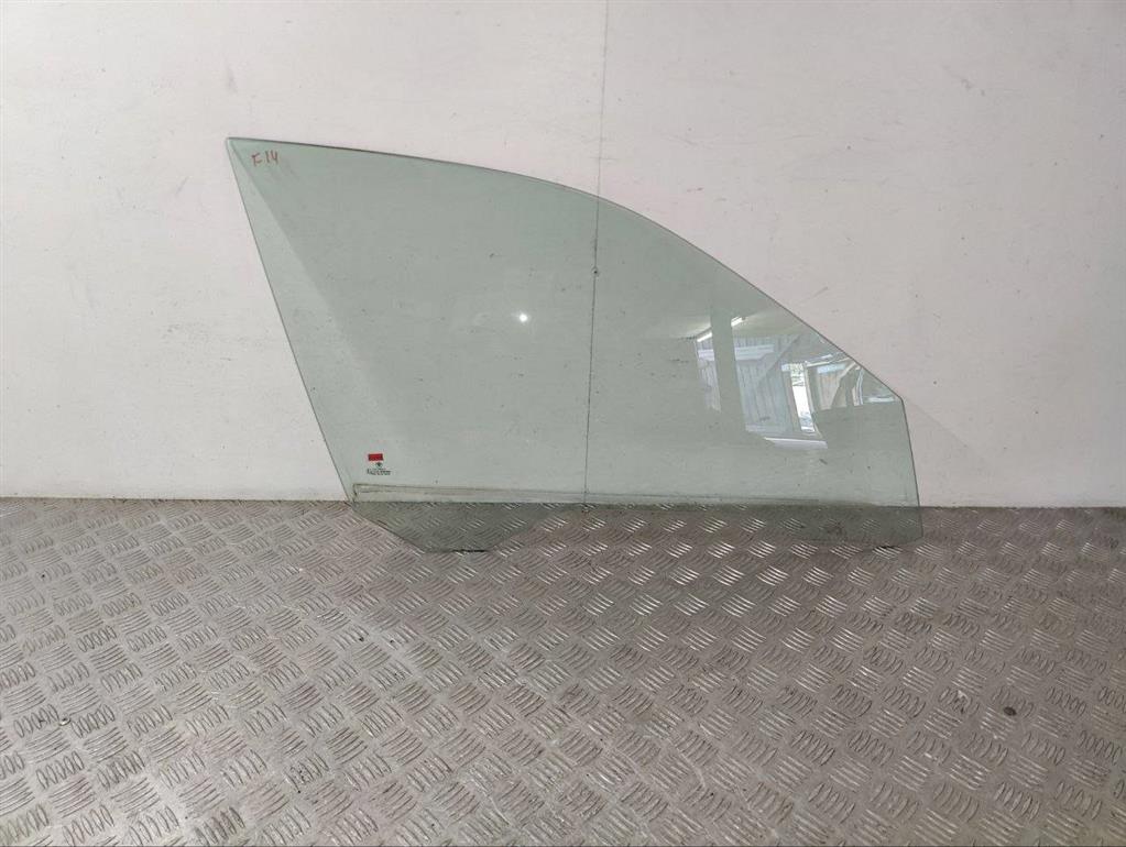 Стекло двери передней правой