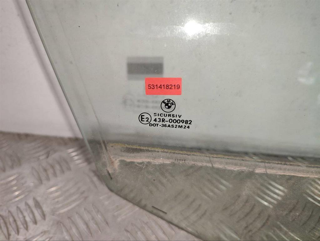 Стекло двери передней правой