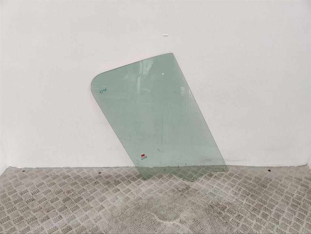 Стекло двери передней правой