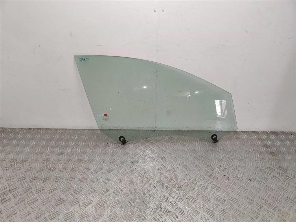 Стекло двери передней правой