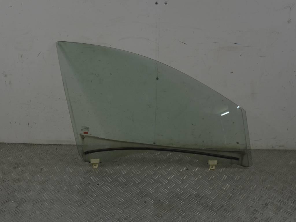 Стекло двери передней правой