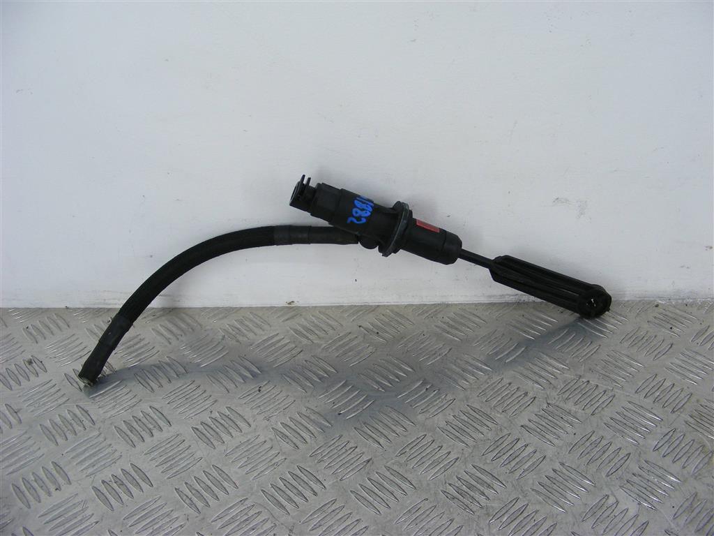 Цилиндр сцепления главный