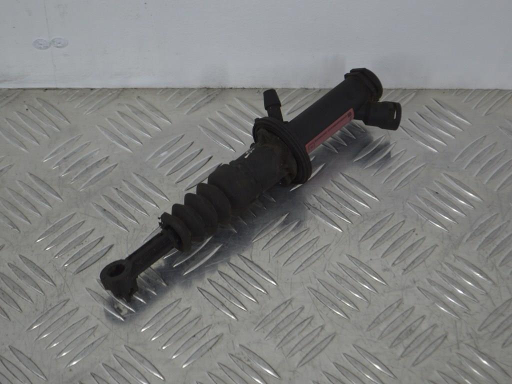 Цилиндр сцепления главный