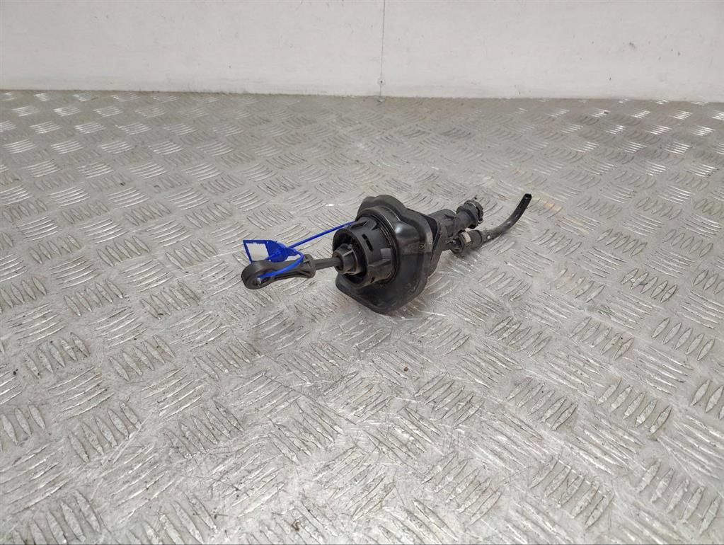 Цилиндр сцепления главный