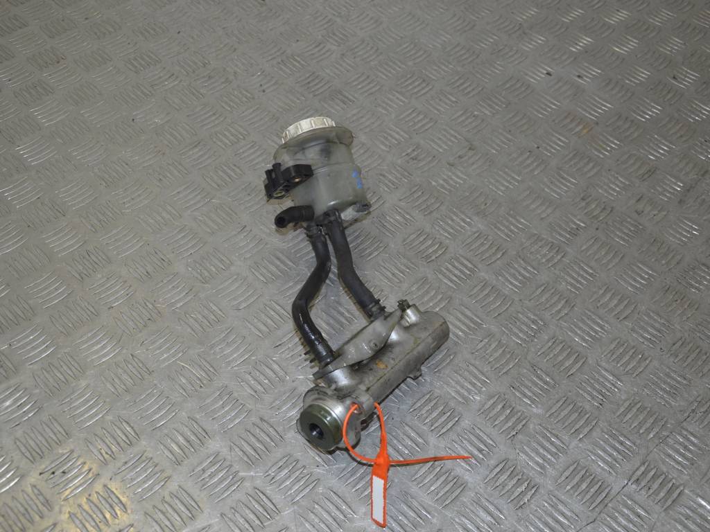 Цилиндр тормозной главный