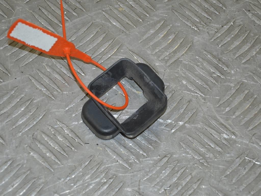 Уплотнитель двери передней левой