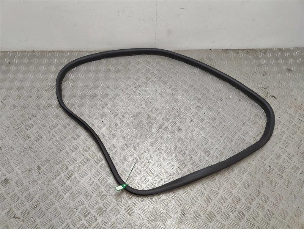 Уплотнитель двери задней левой