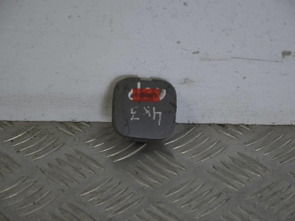 Заглушка (решетка) в бампер передний