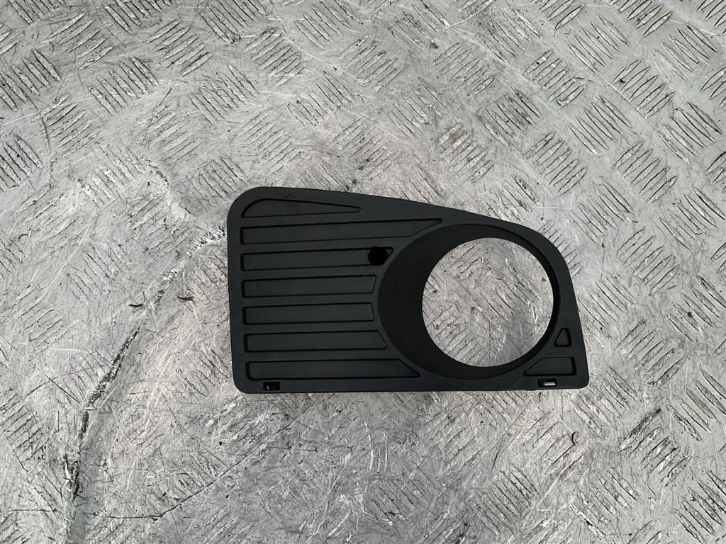 Заглушка (решетка) в бампер передний