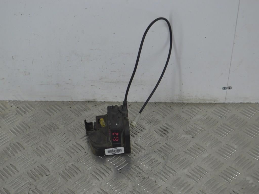 Замок двери передней левой