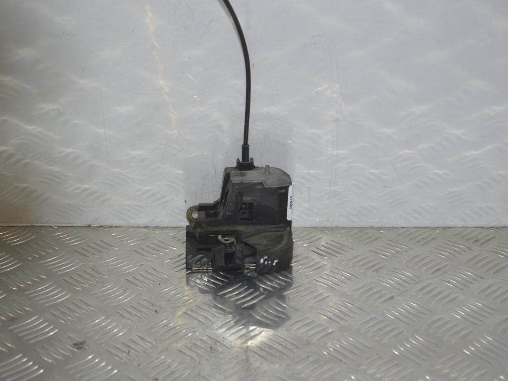 Замок двери передней левой