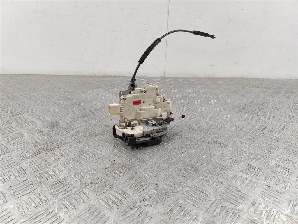 Замок двери передней левой