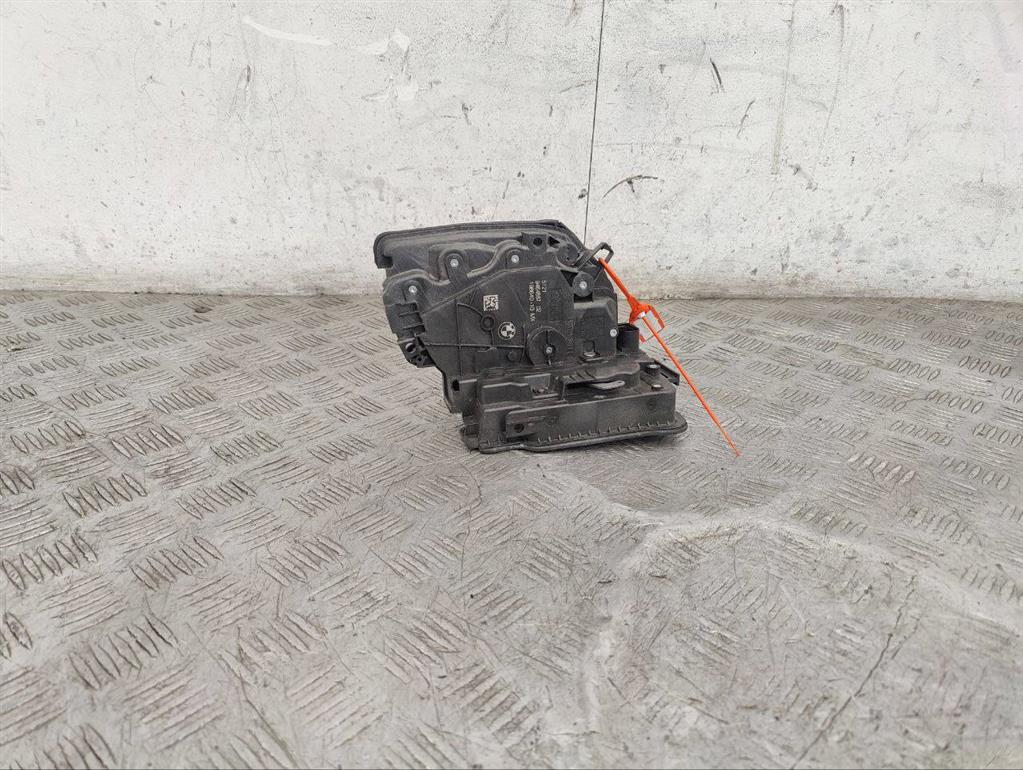 Замок двери передней левой