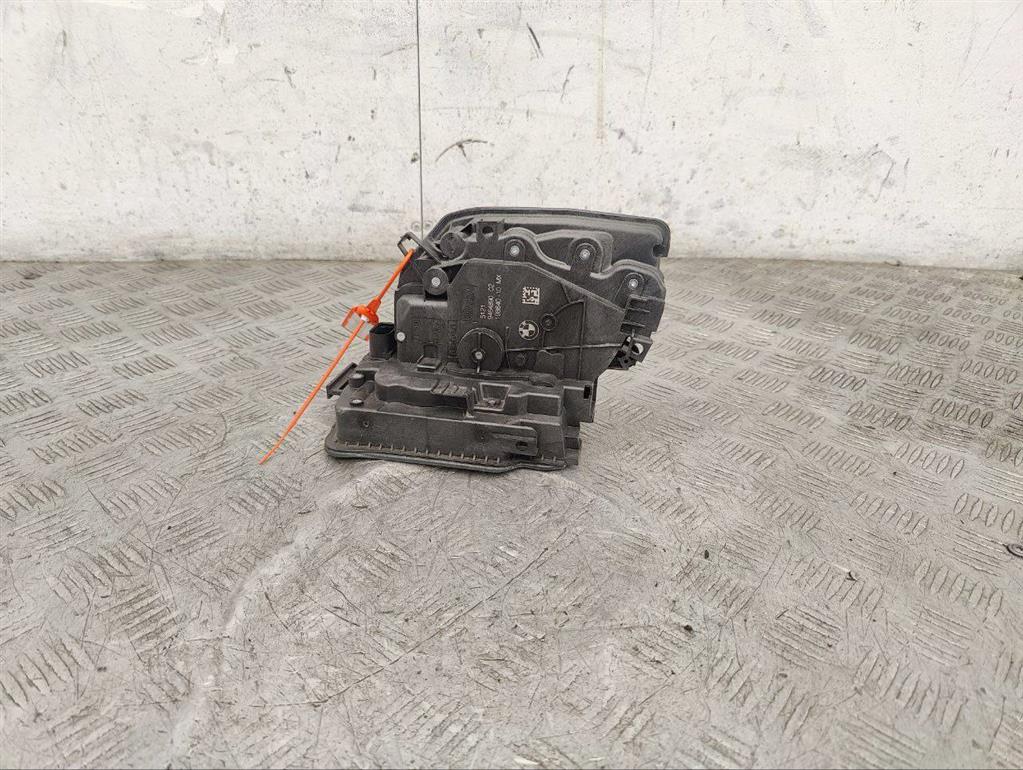 Замок двери передней левой