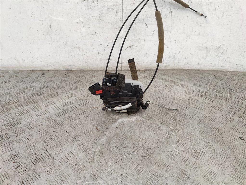 Замок двери передней левой