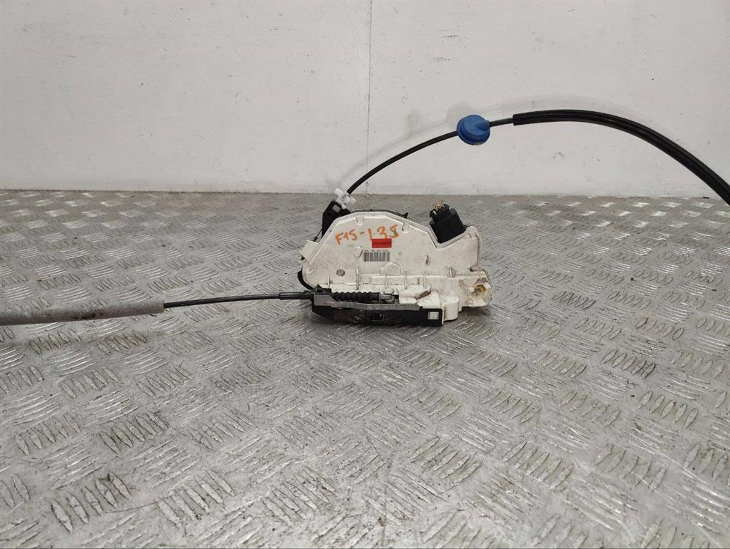 Замок двери передней левой