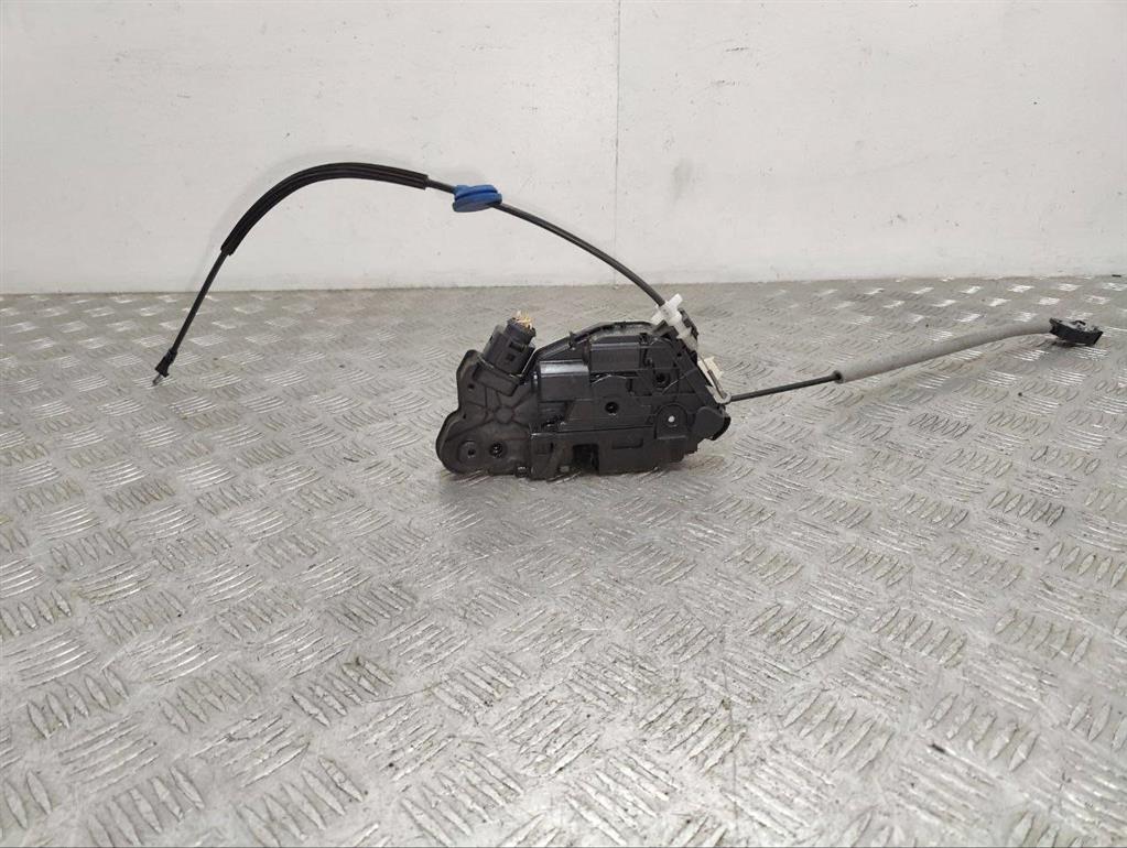 Замок двери передней левой