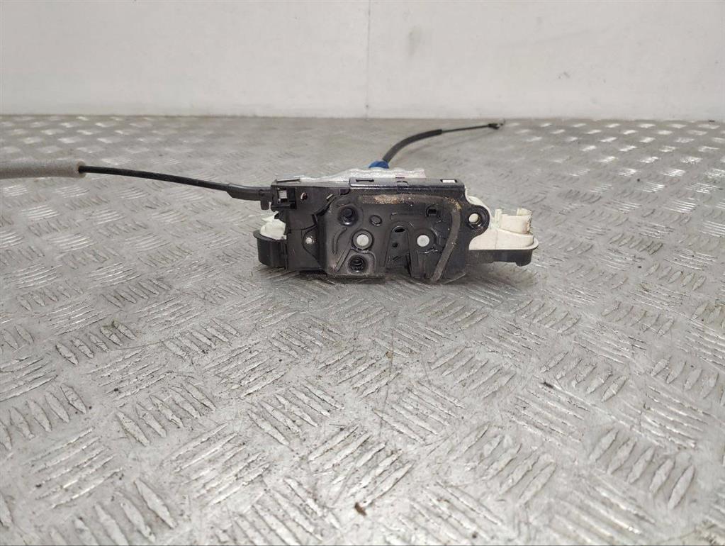 Замок двери передней левой