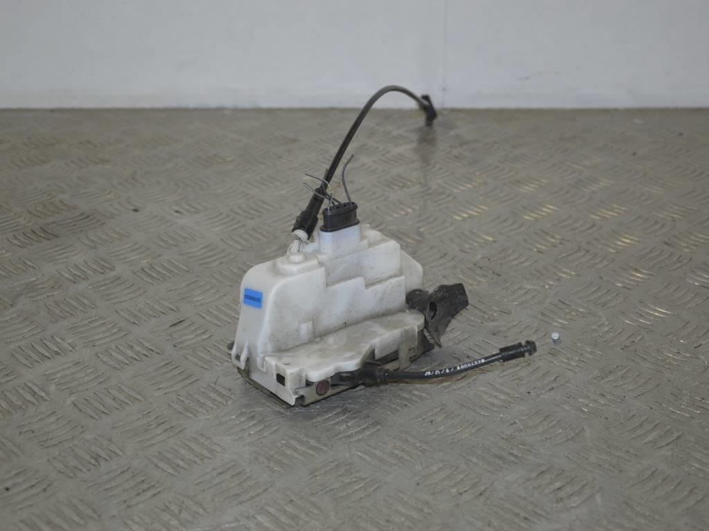 Замок двери передней левой