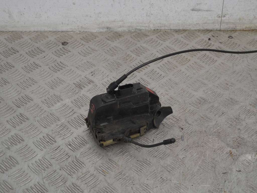 Замок двери передней левой