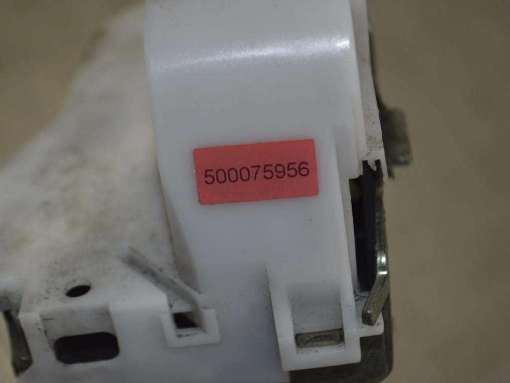 Замок двери передней правой