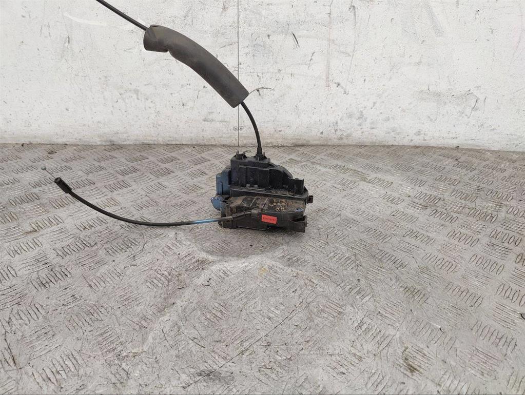 Замок двери передней правой